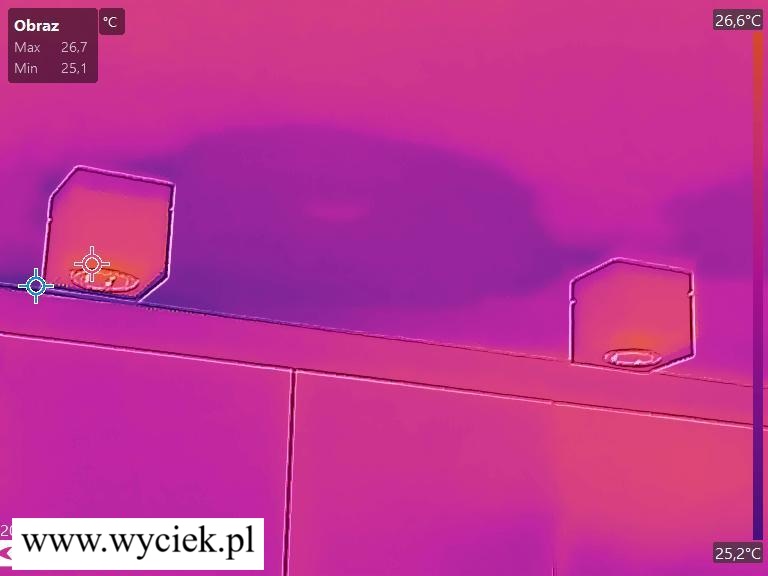 Obraz termowizyjny sufitu w kuchni z widoczną mokrą plamą po przecieku z dachu.