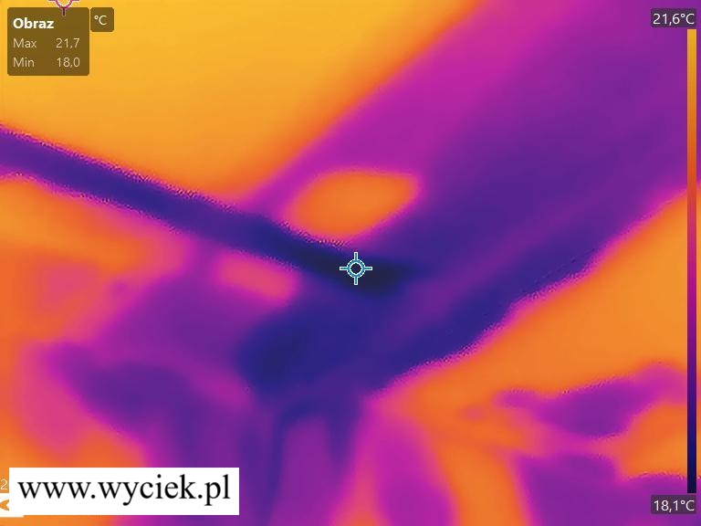 Termowizja sufitu w kuchni z zaciekami i chłodną strefą wilgoci po zalaniu od sąsiada.
