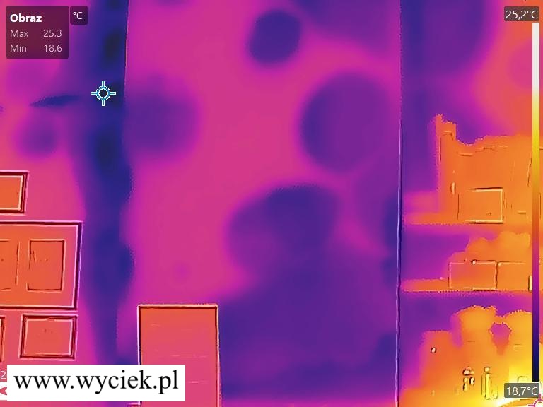 Termowizyjne zdjęcie ściany i sufitu w kuchni z zawilgoceniem spowodowanym zalaniem od sąsiada.