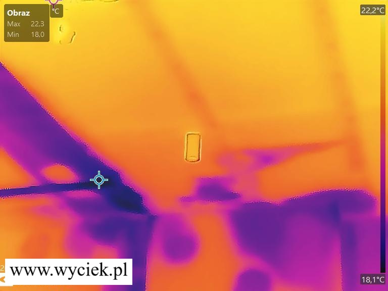 Obraz termowizyjny sufitu w kuchni z wilgocią po zalaniu od sąsiada z wyższej kondygnacji.