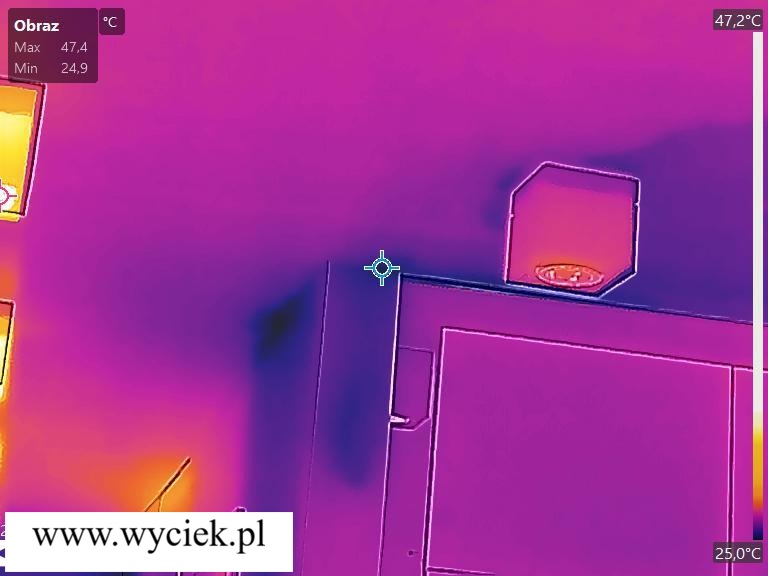 Termowizyjne zdjęcie mokrego sufitu w kuchni po zalaniu z dachu przez nieszczelność dachową.