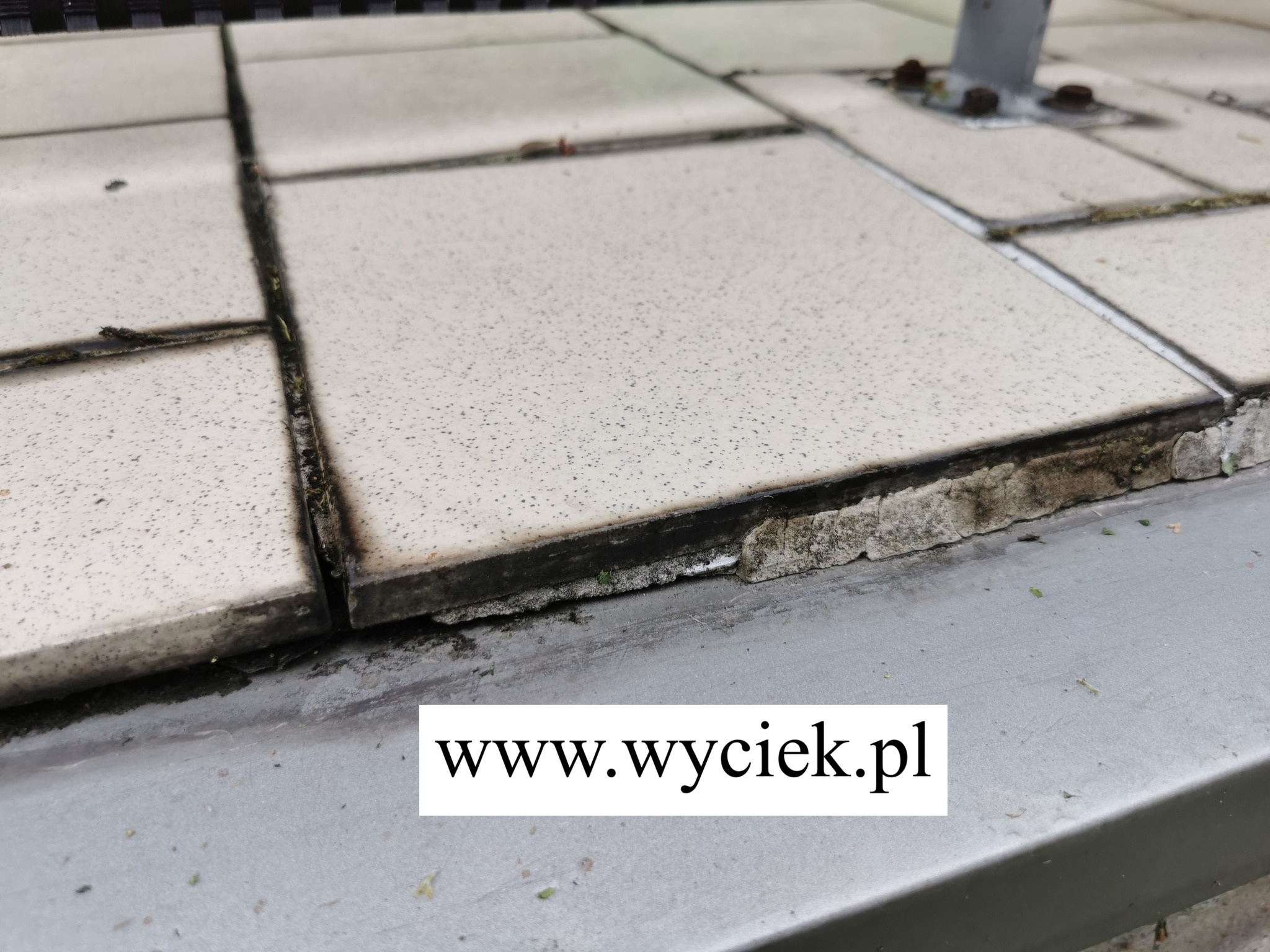 kapie woda z balkonu uszkodzone fugi i krawędź