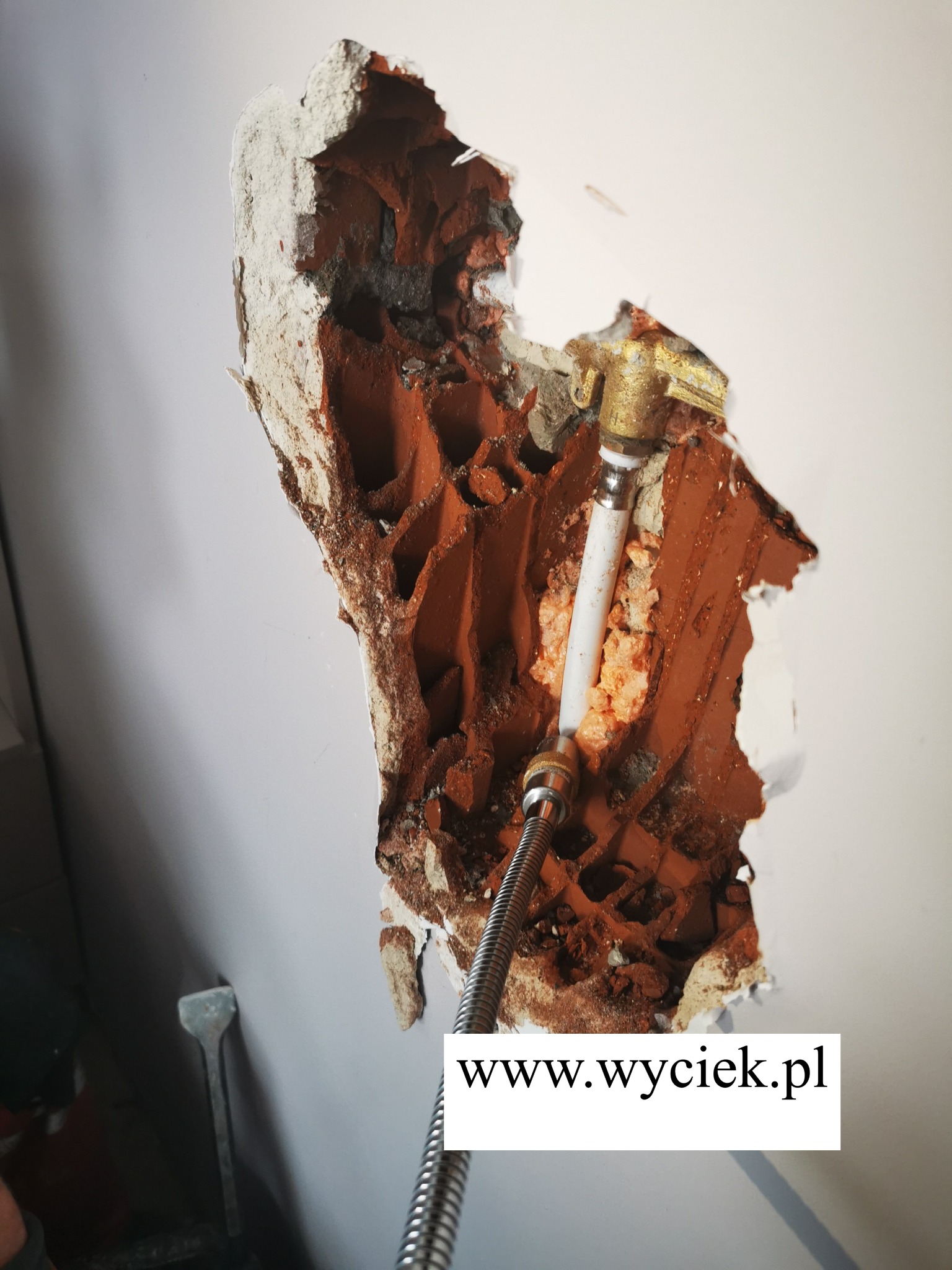 wyciek rury w ścianie lokalizacja przecieku instalacji wodnej