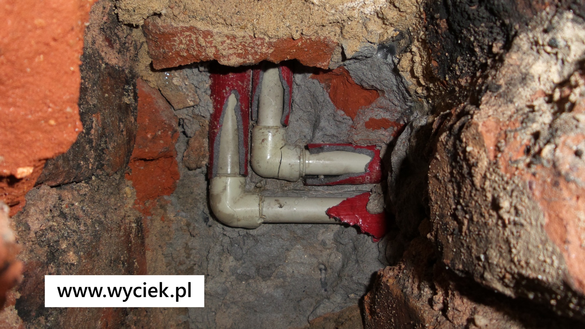 Wyciek w ścianie Bytom – odkryta instalacja wodna po wykryciu nieszczelności