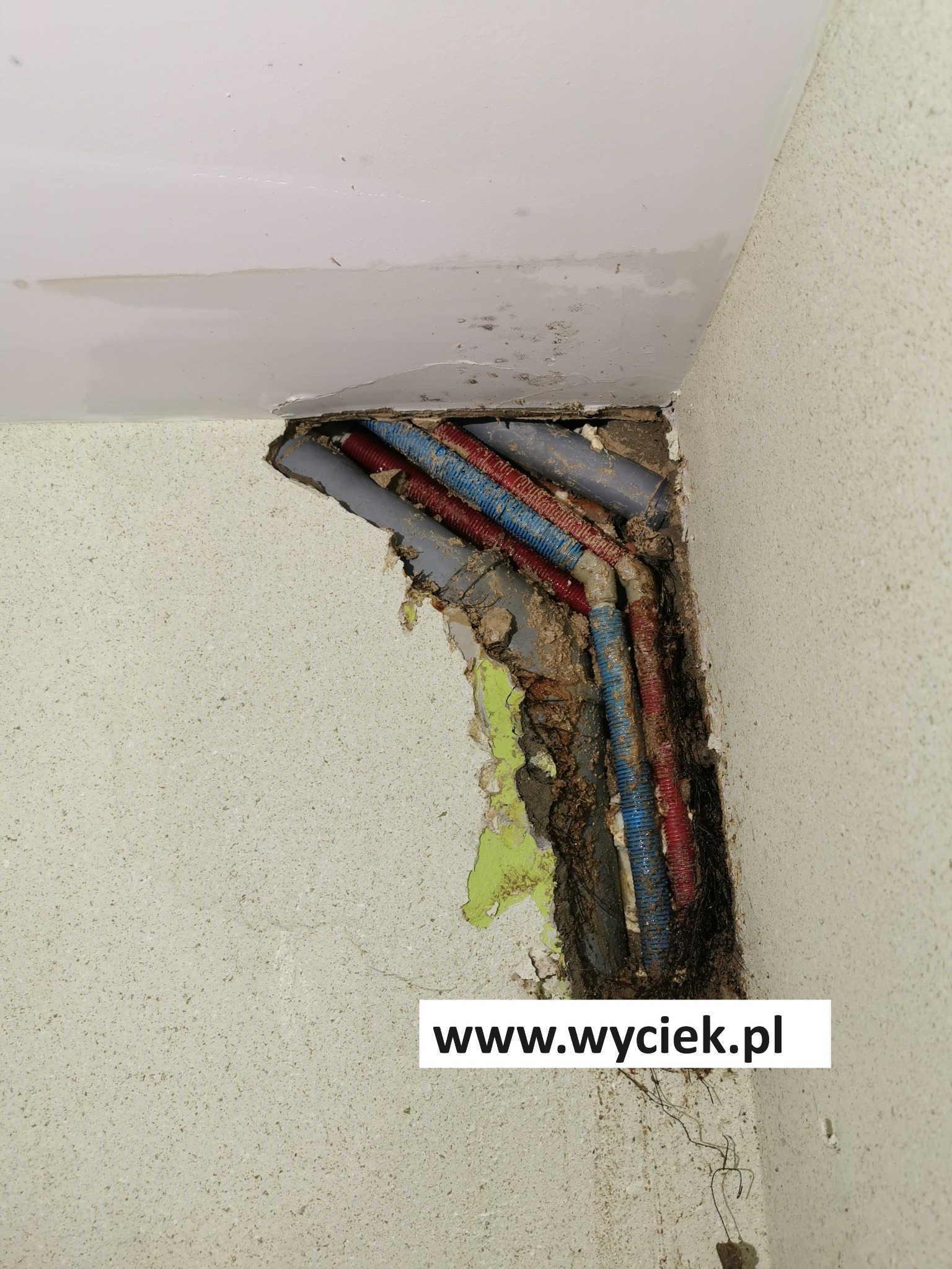 wyciek wody Brenna odkryta nieszczelna instalacja w ścianie