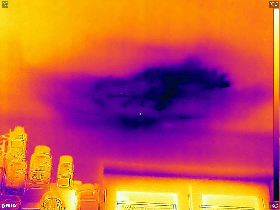 wyciek wody Brenna wykryty kamerą termowizyjną na suficie