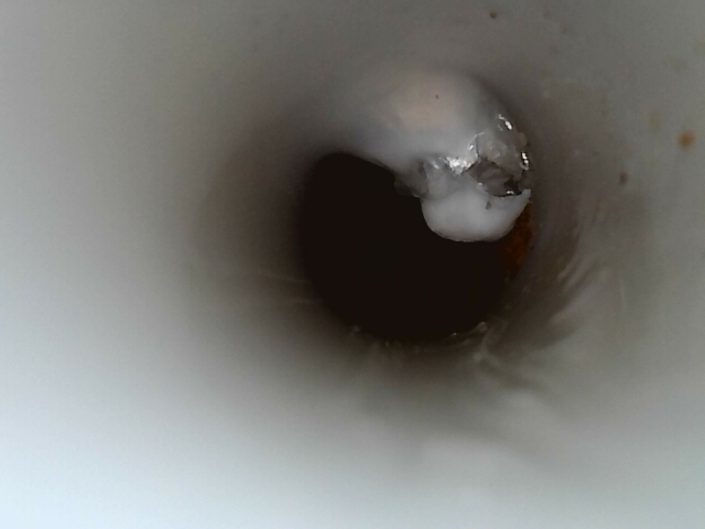 wyciek wody Brenna uszkodzona rura pex w instalacji