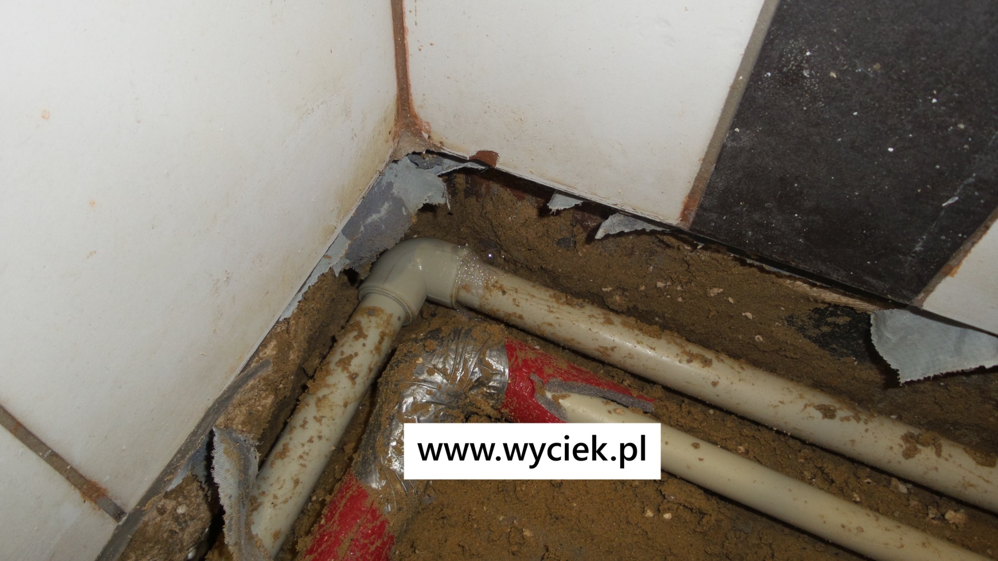 Wyciek wody Bytom – przeciek instalacji wodnej w posadzce po odkuciu płytek
