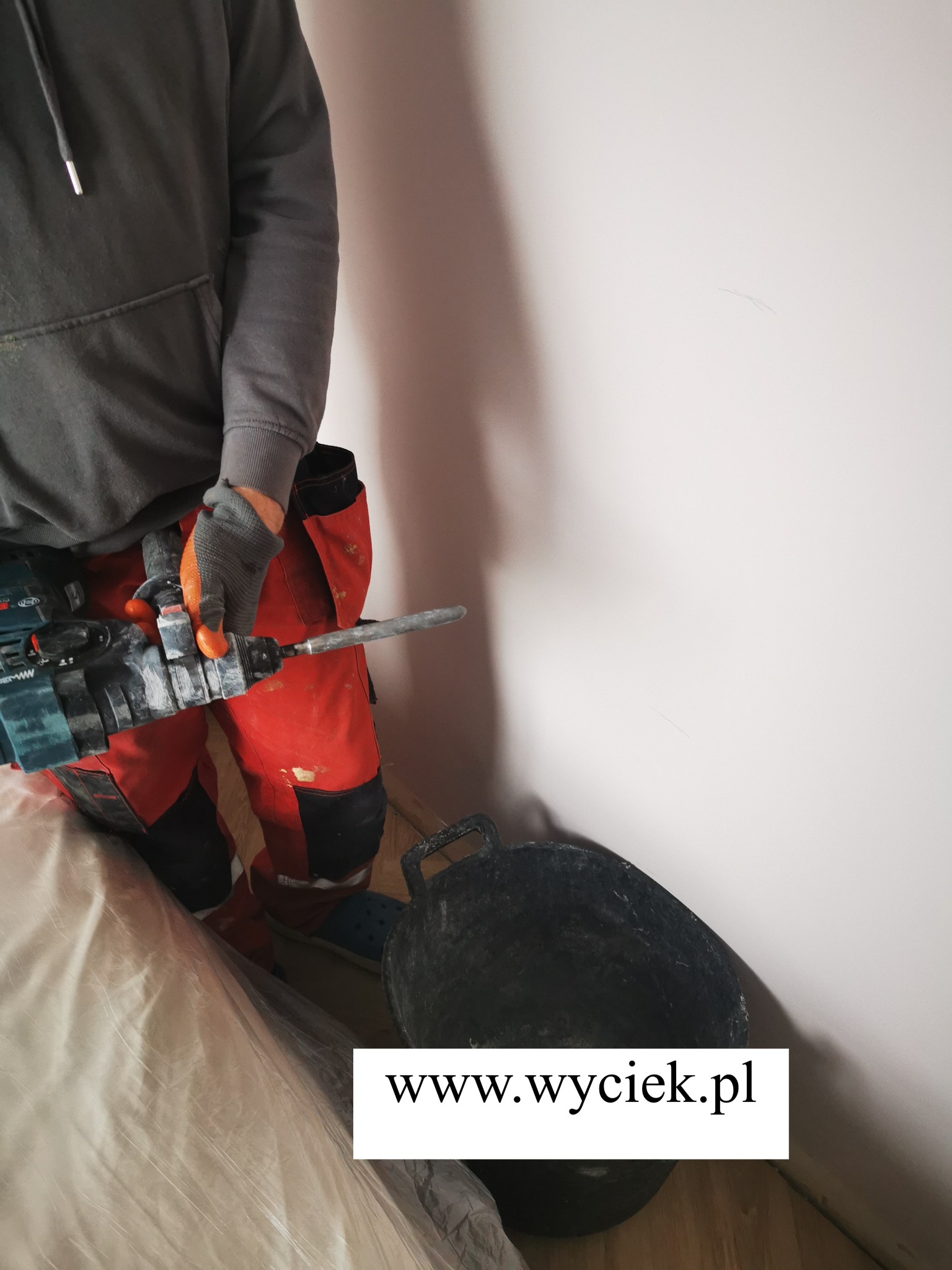 wyciek wody kucie ściany w celu znalezienia nieszczelnej instalacji wodnej