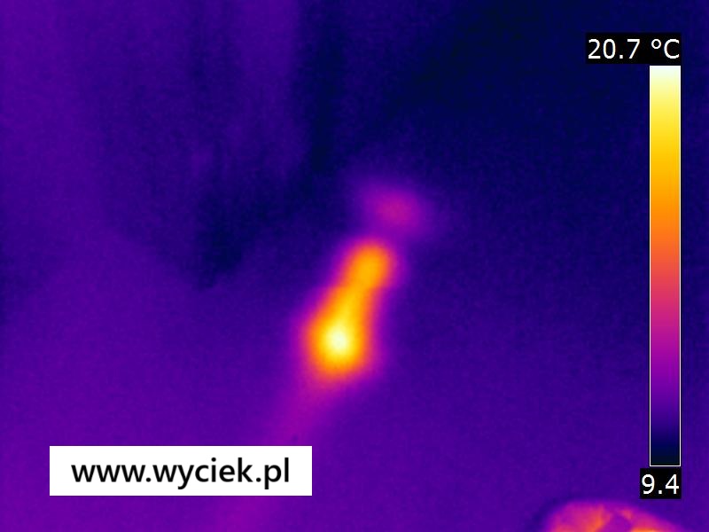 Wyciek z podłogówki Bytom – punktowy wyciek widoczny w obrazie termowizyjnym