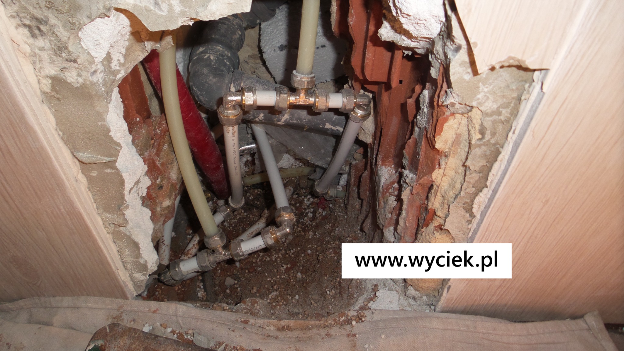 Wykrywanie wycieku Bytom – instalacja wodna pod podłogą po odkryciu miejsca przecieku