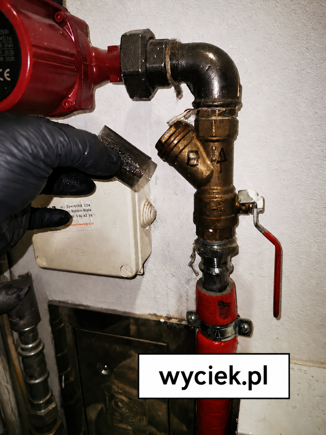 Wyjęty wkład filtra podczas bezinwazyjnego uszczelniania instalacji grzewczej