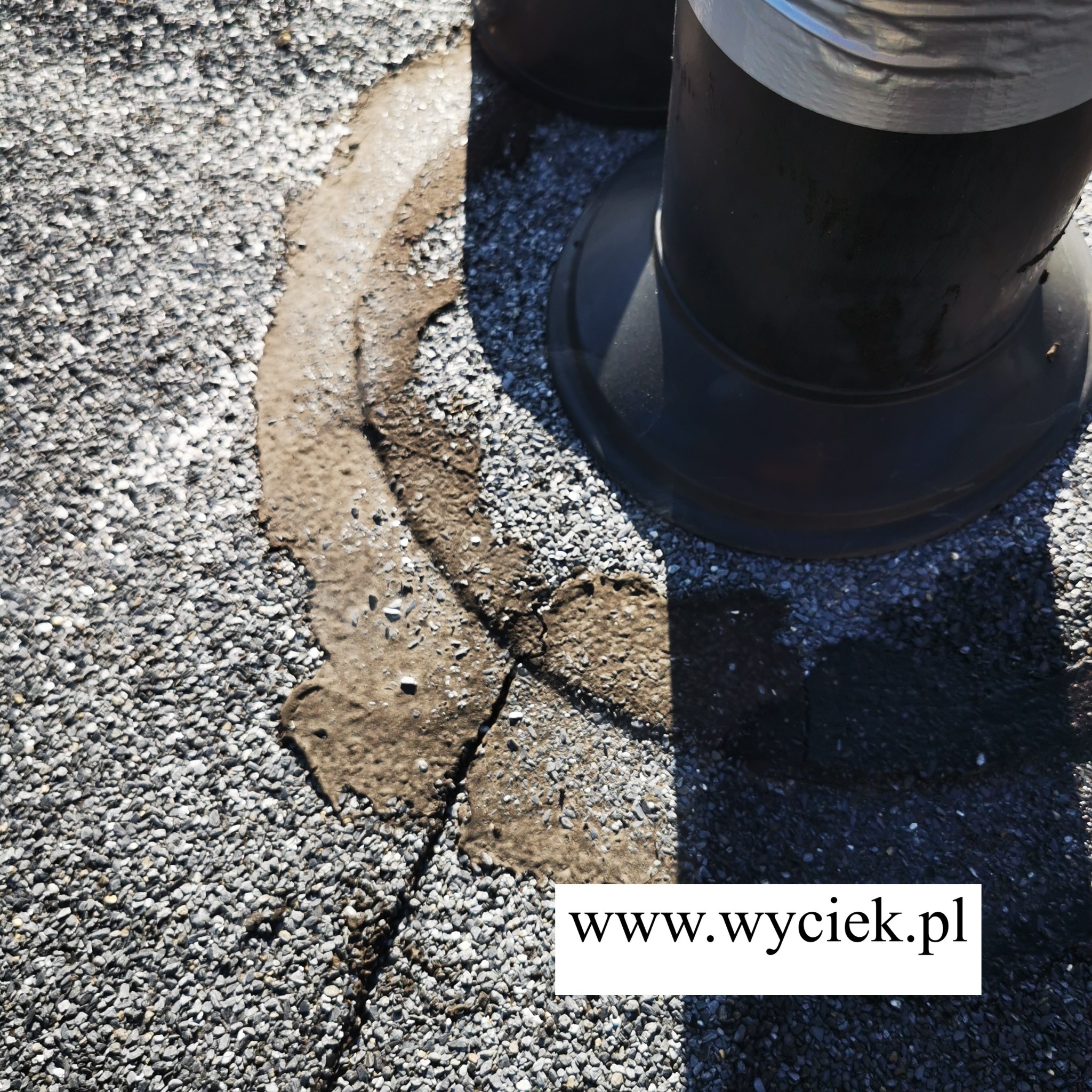 Przeciek przy kominku wentylacyjnym na dachu papowym