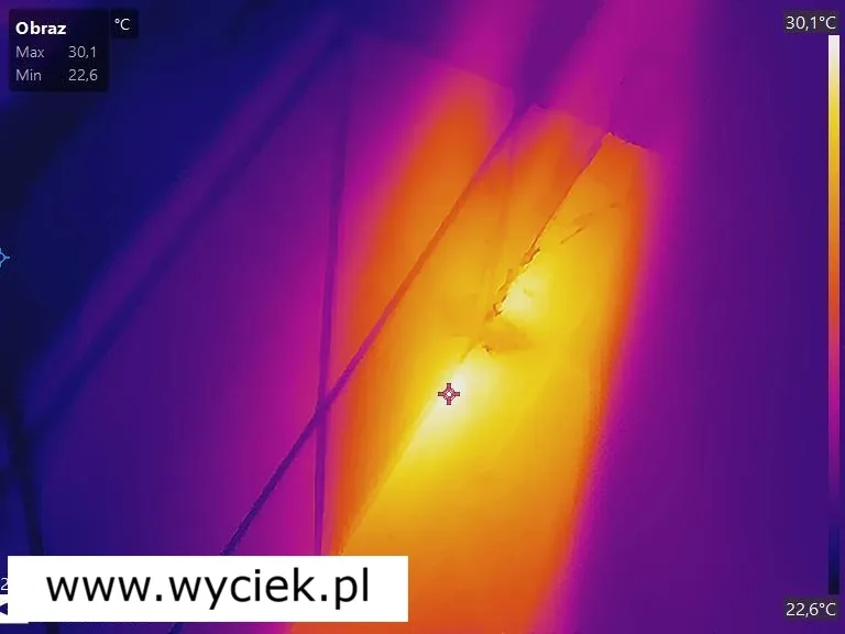 Obraz termowizyjny posadzki przy podejrzeniu wycieku wody w Katowicach