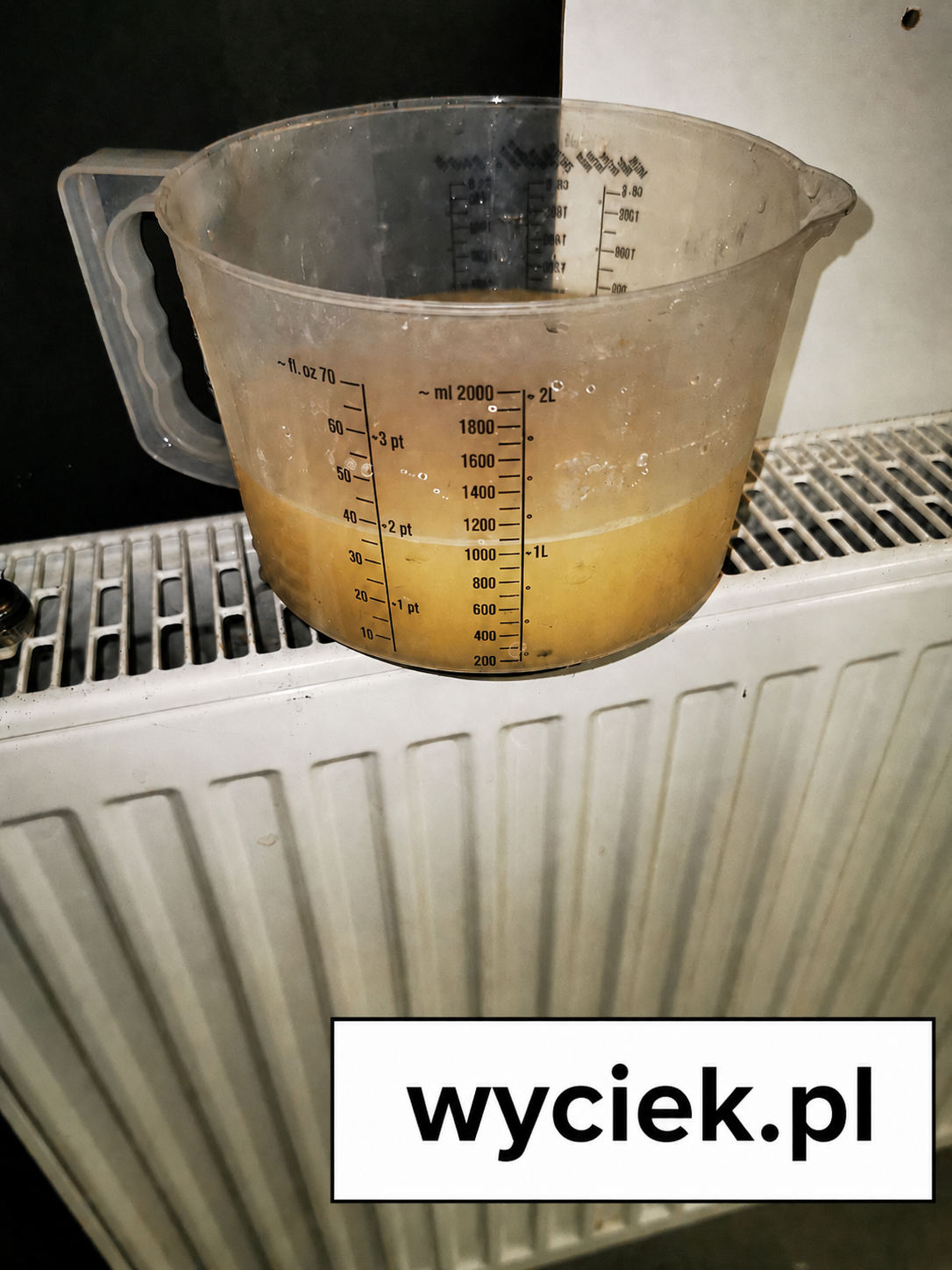 Uszczelniacz Multiseal 30 E odmierzony w naczyniu pomiarowym na grzejniku