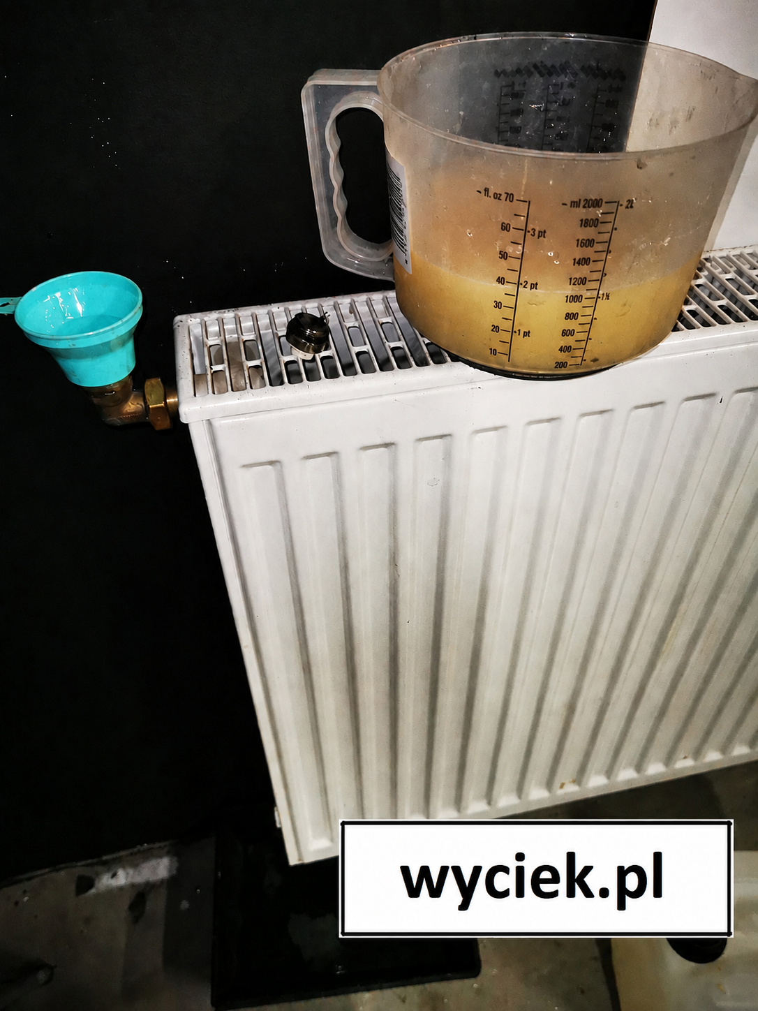 Lejek do wlewania uszczelniacza zamontowany przy grzejniku instalacji CO