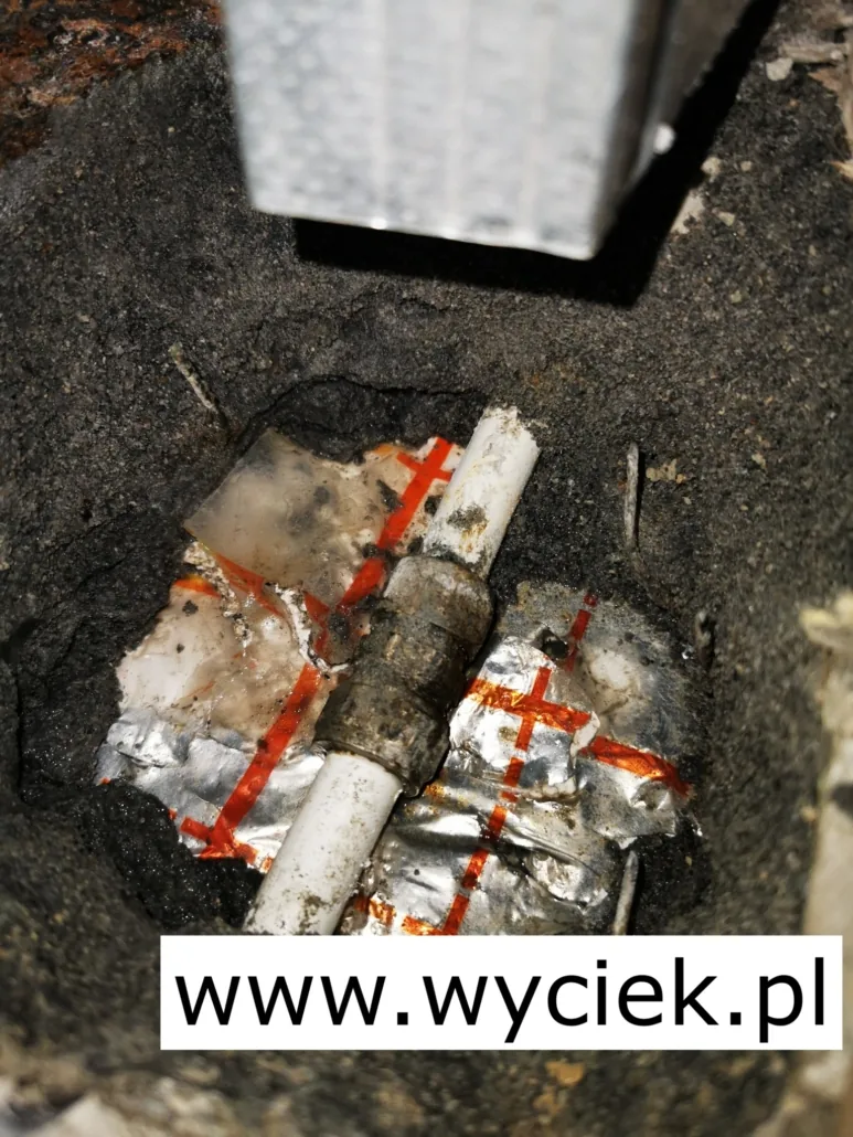 Naprawa rury pod posadzką po ustaleniu przyczyny szkody wodnej