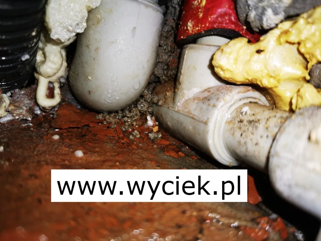 Widoczny wyciek z instalacji PVC podczas obsługi szkody wodnej