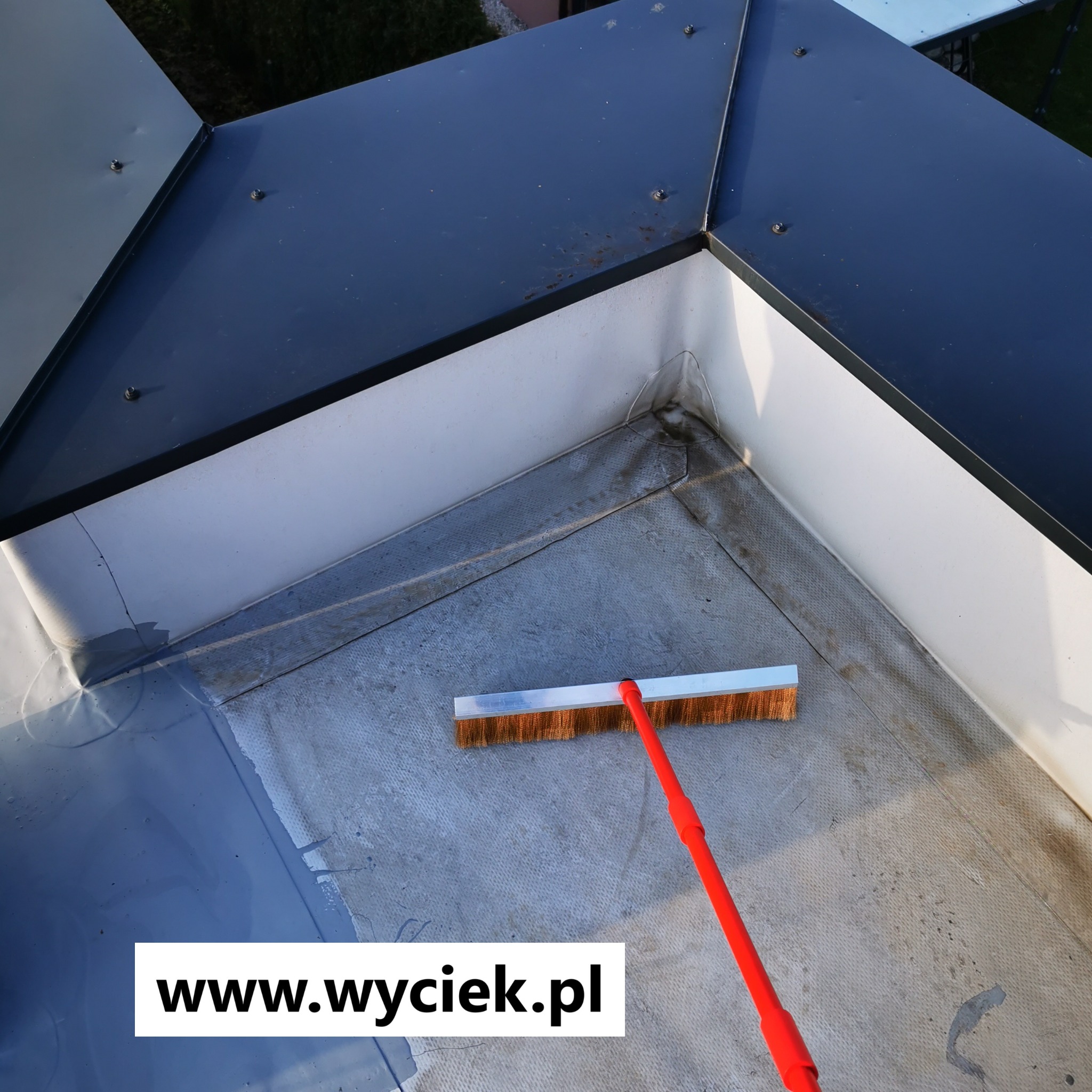 Badanie szczelności dachu płaskiego metodą iskrową