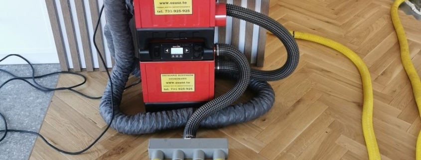 Woda pod posadzką po zalaniu mieszkania i przygotowanie do pomiarów wilgoci