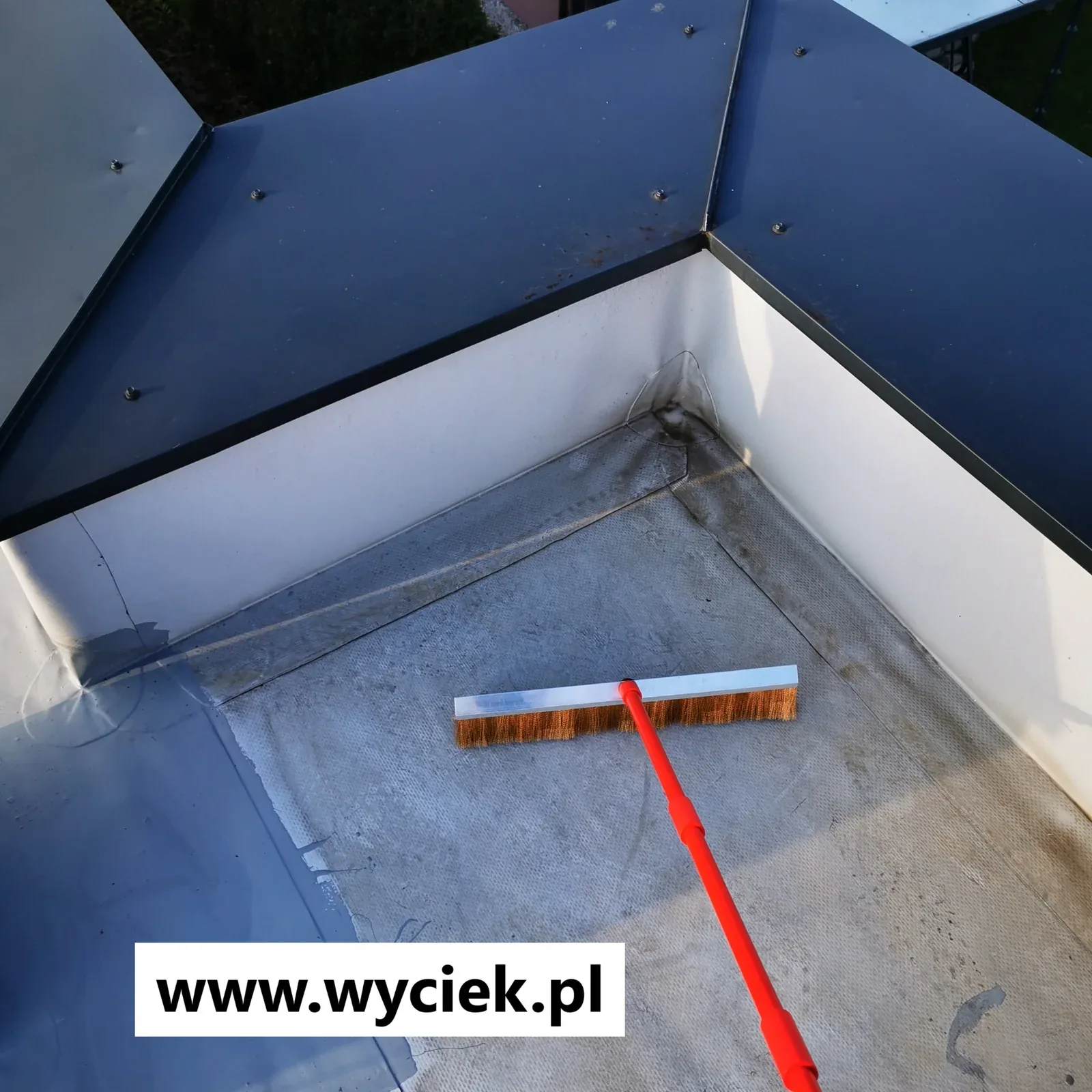 Badanie szczelności dachu Gierałtowice – diagnostyka dachu płaskiego
