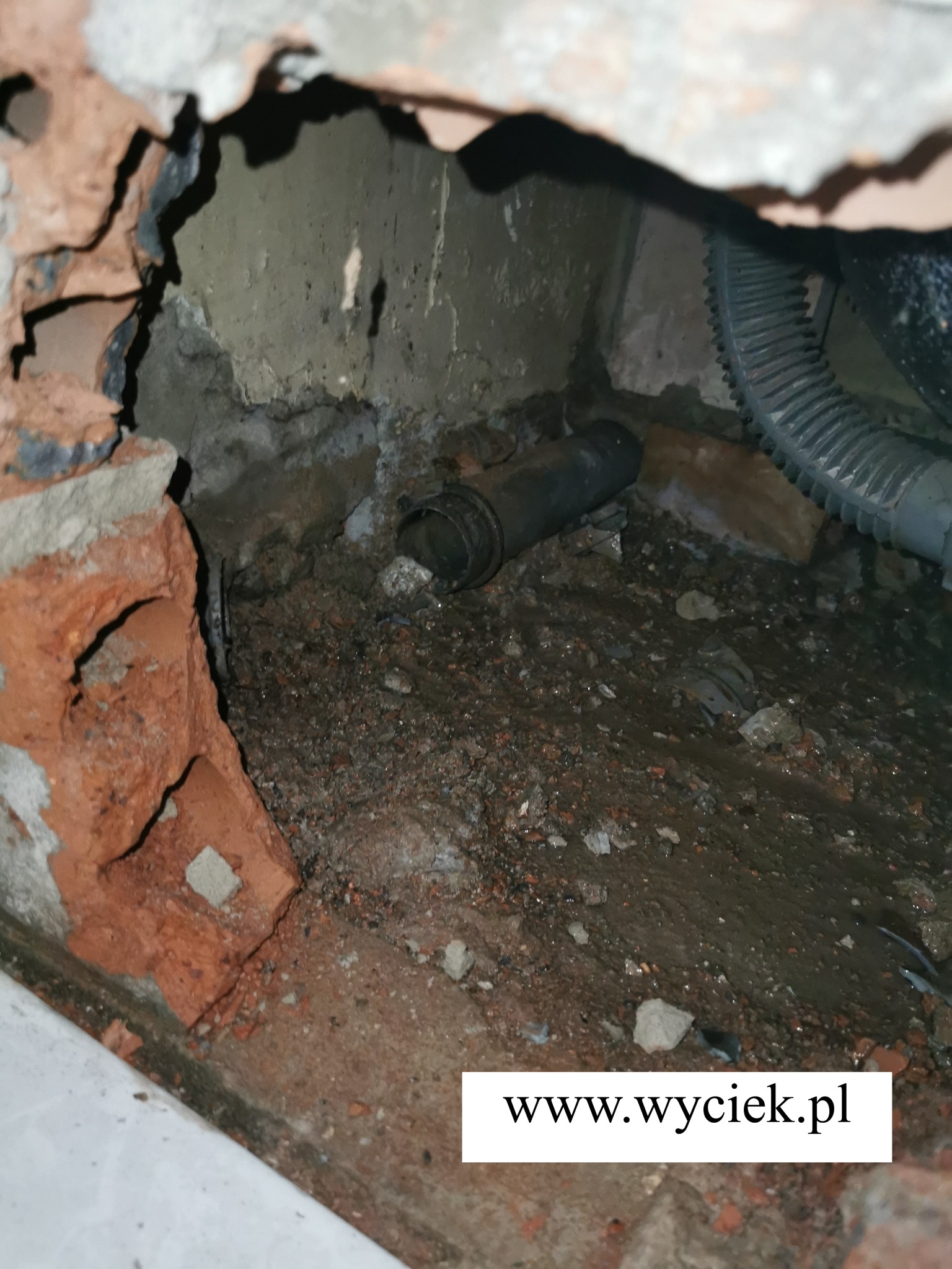naprawiony odpływ pod wanną po zalaniu sąsiada z dołu