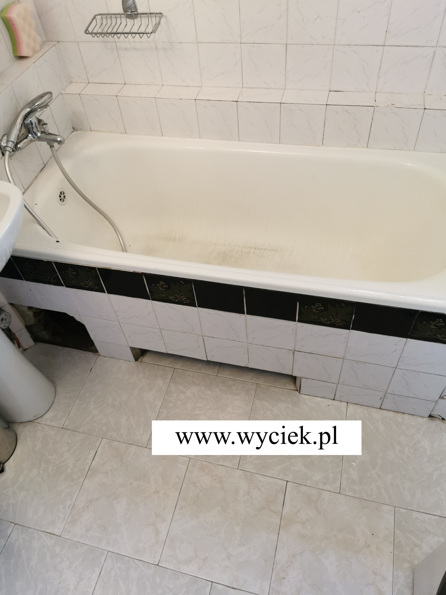 odkrywka pod wanną przy lokalizacji wycieku od sąsiada
