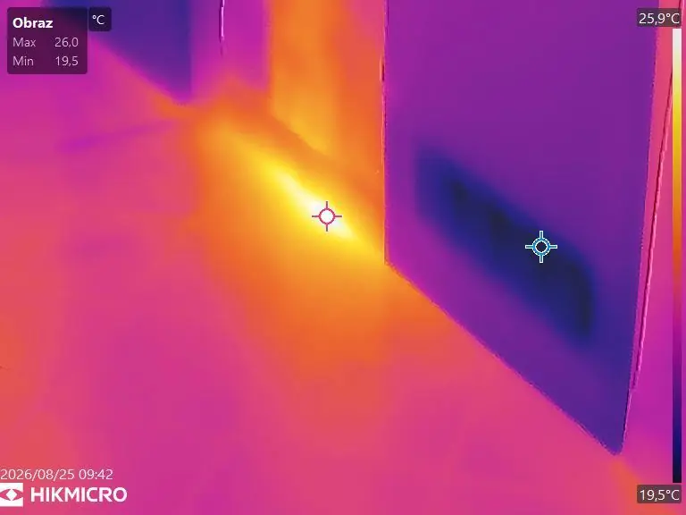 Gorący obszar przy styku ściany i posadzki widoczny na termogramie