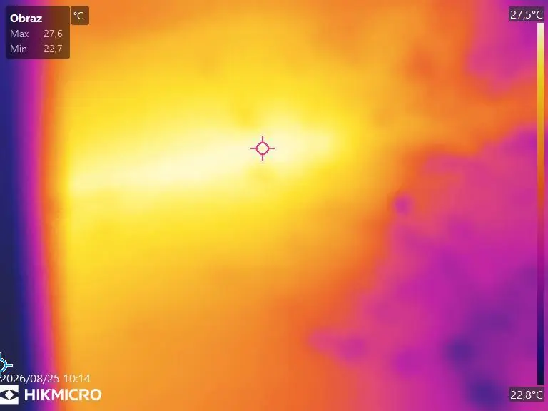 Szeroka strefa podwyższonej temperatury widoczna na podłodze łazienki