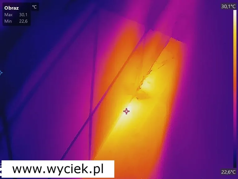 Wykrywanie przecieków Żory – kamera termowizyjna na podłodze