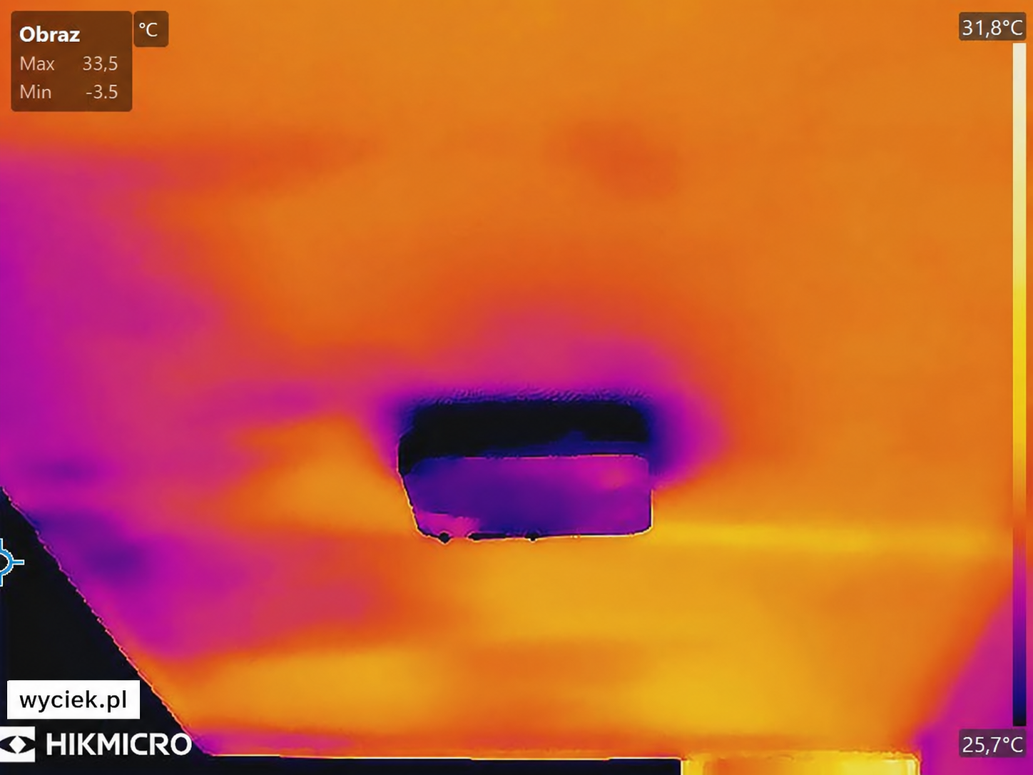 Woda w plafonie na balkonie – obraz termowizyjny oprawy