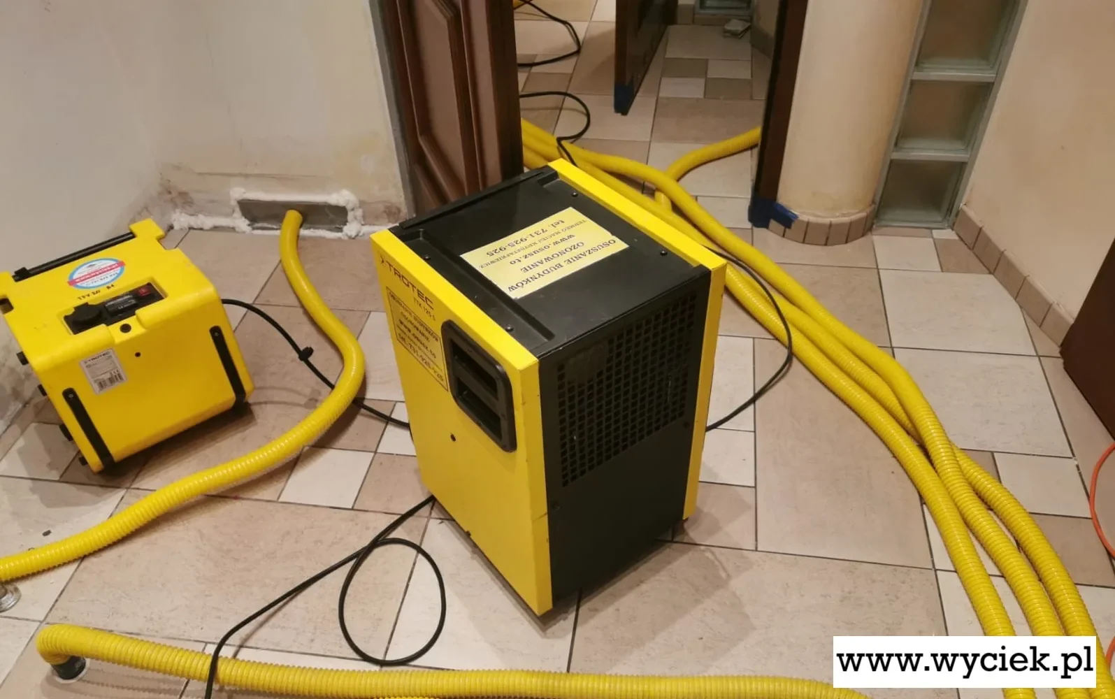 Przewody do osuszania podposadzkowego w domu