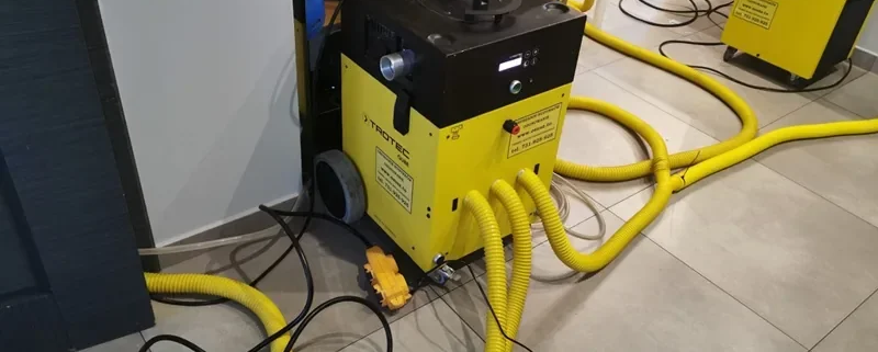 Qube Trotec przy zabudowie podczas osuszania