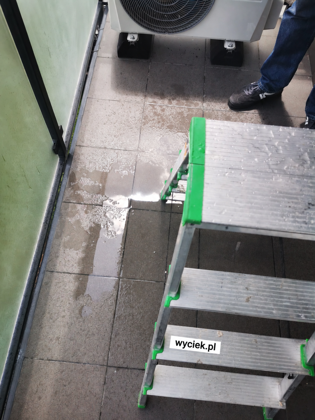 Woda wypływająca z plafonu na posadzkę balkonu