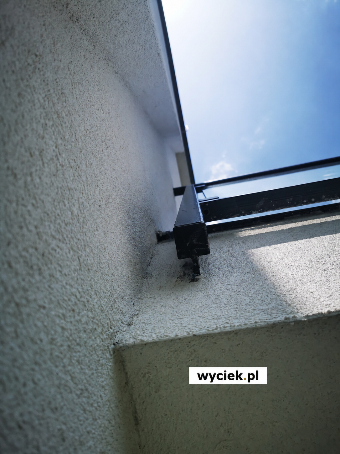 Nieszczelne mocowanie balustrady w elewacji balkonu