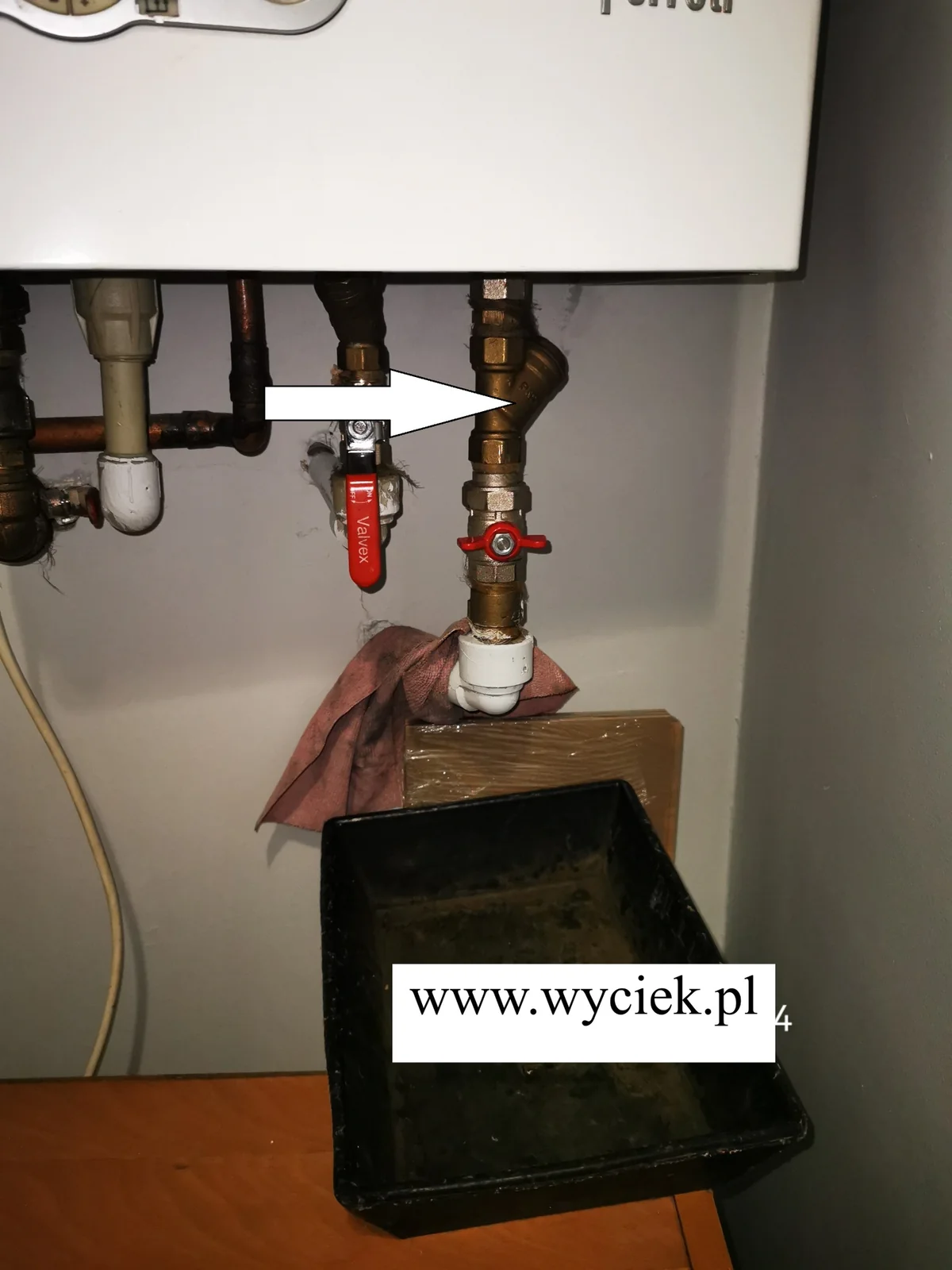 Filtr siatkowy pod kotłem gazowym przed uszczelnianiem instalacji CO