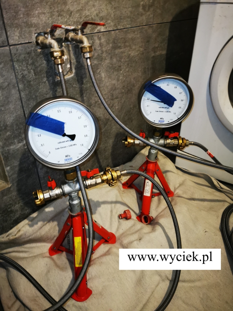 Dwa manometry WIKA podłączone do instalacji wodnej podczas próby ciśnieniowej.