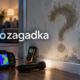 Hydrozagadka – plama wilgoci w kształcie znaku zapytania na ścianie, kamera termowizyjna i miernik wilgotności.